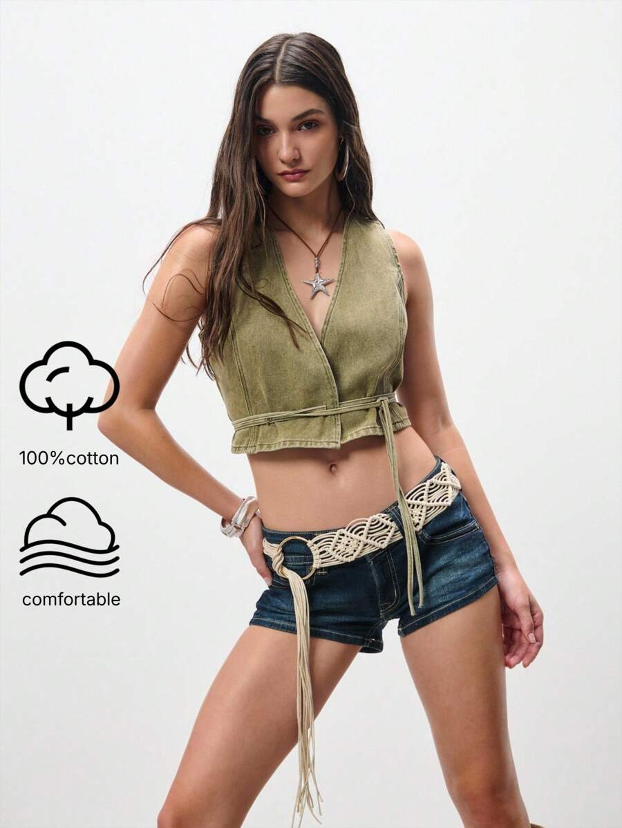 SHEIN Unity Esta blusa envolvente aporta un estilo utilitario a tu rotación de verano. Con su textura de mezclilla y su cintura ajustable con cordón, es una opción versátil que se transiciona sin esfuerzo desde la playa hasta el verano casual. - Verde - Ver 1