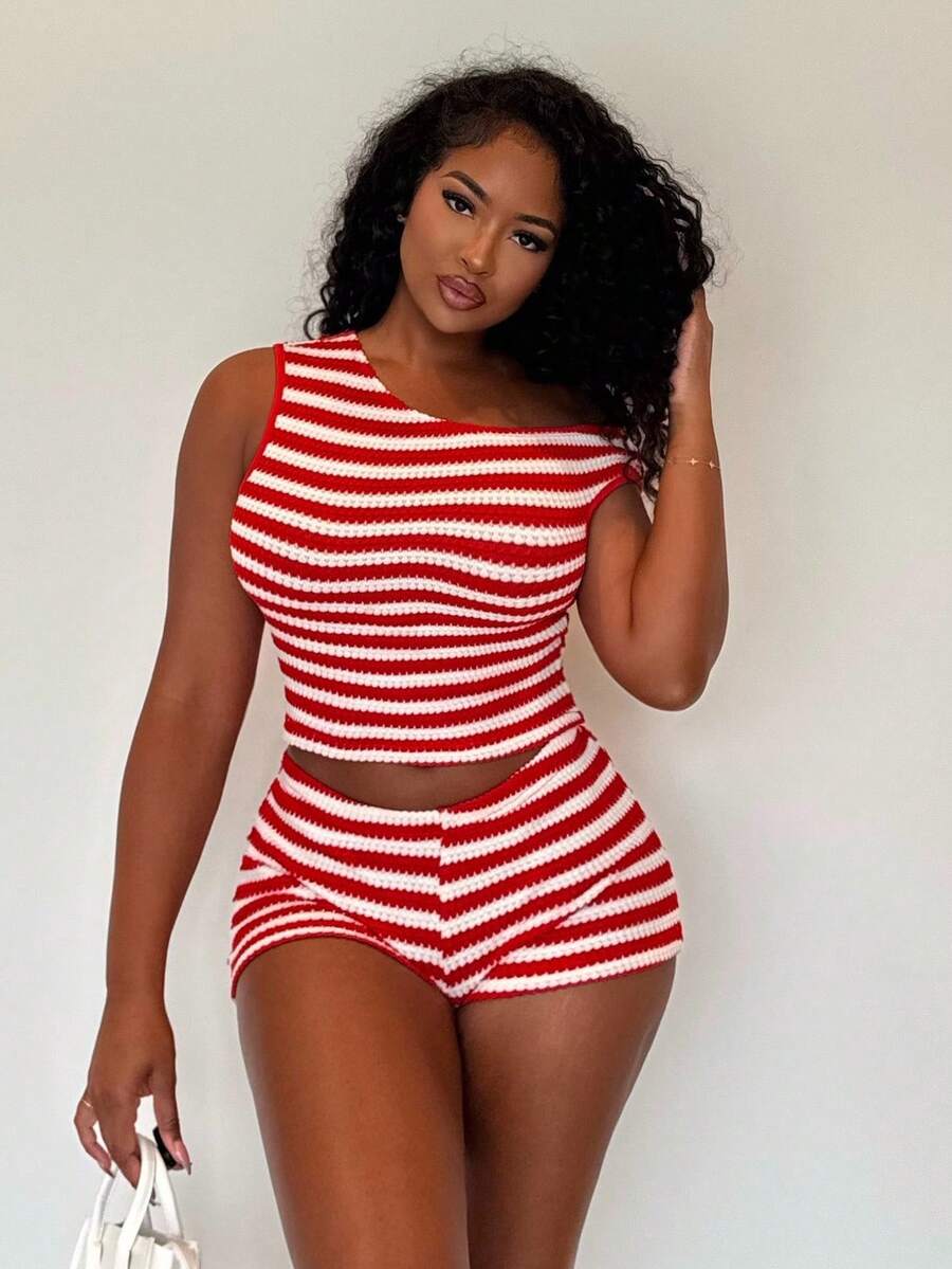 Alexandranx 2 件套女士节日条纹针织不对称肩部贴身上衣和超低腰紧身短裤，适合派对、圣诞节、情人节、约会、海滩、游轮、狂欢节、复活节 - 紅白色 - 查看 1