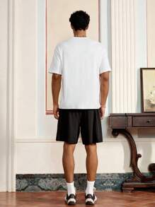 Manfinity VCAY Terno esportivo masculino de duas peças, blusa branca com shorts pretos, estilo solto e casual, adequado para o verão - Multicolorido - Ver 2