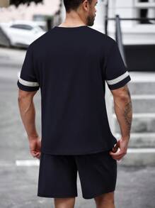 Manfinity Homme 男士加大码夏季条纹编织腰带圆领短袖 T 恤和短裤休闲套装，Co Ords 两件套，舒适服装 - 藏蓝色 - 查看 2
