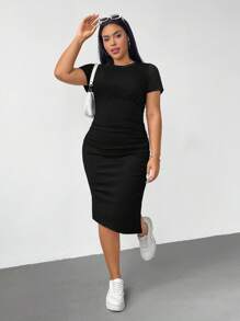 SHEIN Essnce Plus Size Damska Wiosna i Lato Modne Mankiety Elastyczne Wygodne Podstawowe Codzienne Wszechstronne Krótkie Rękawy Rozcięcie Wąska Sukienka Do Pół Długości, Powrót Do Szkoły, Prosty Styl, Podstawowa Sukienka, Czarna Sukienka