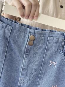 SHEIN Sparklyn 少女新款 Y2K 花卉腰部设计休闲宽松阔腿浅蓝色水洗直筒牛仔裤，粉色蝴蝶结刺绣装饰，适合所有季节