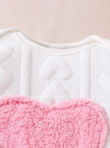 Conjunto de pijama de bebé niña con body con estampado de corazones blancos acolchado de manga larga y gorro para el invierno