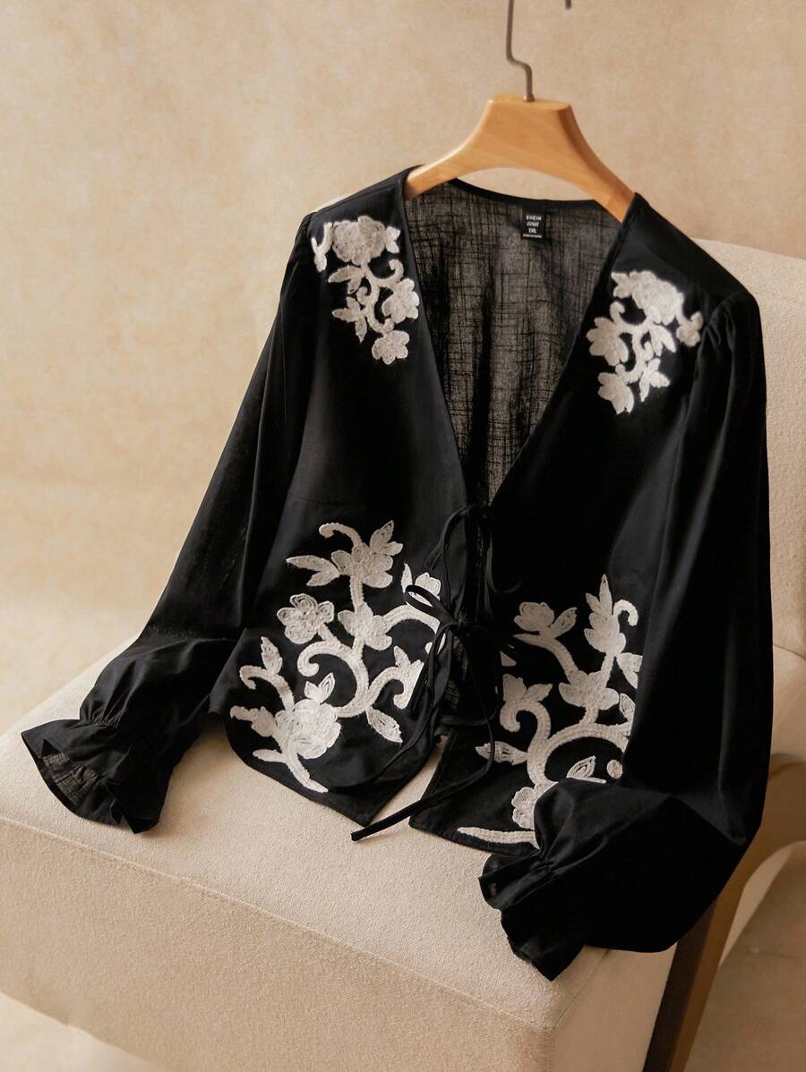 Elaquor 大码花卉刺绣系带衬衫，休闲假日装 - 黑色 - 查看 1