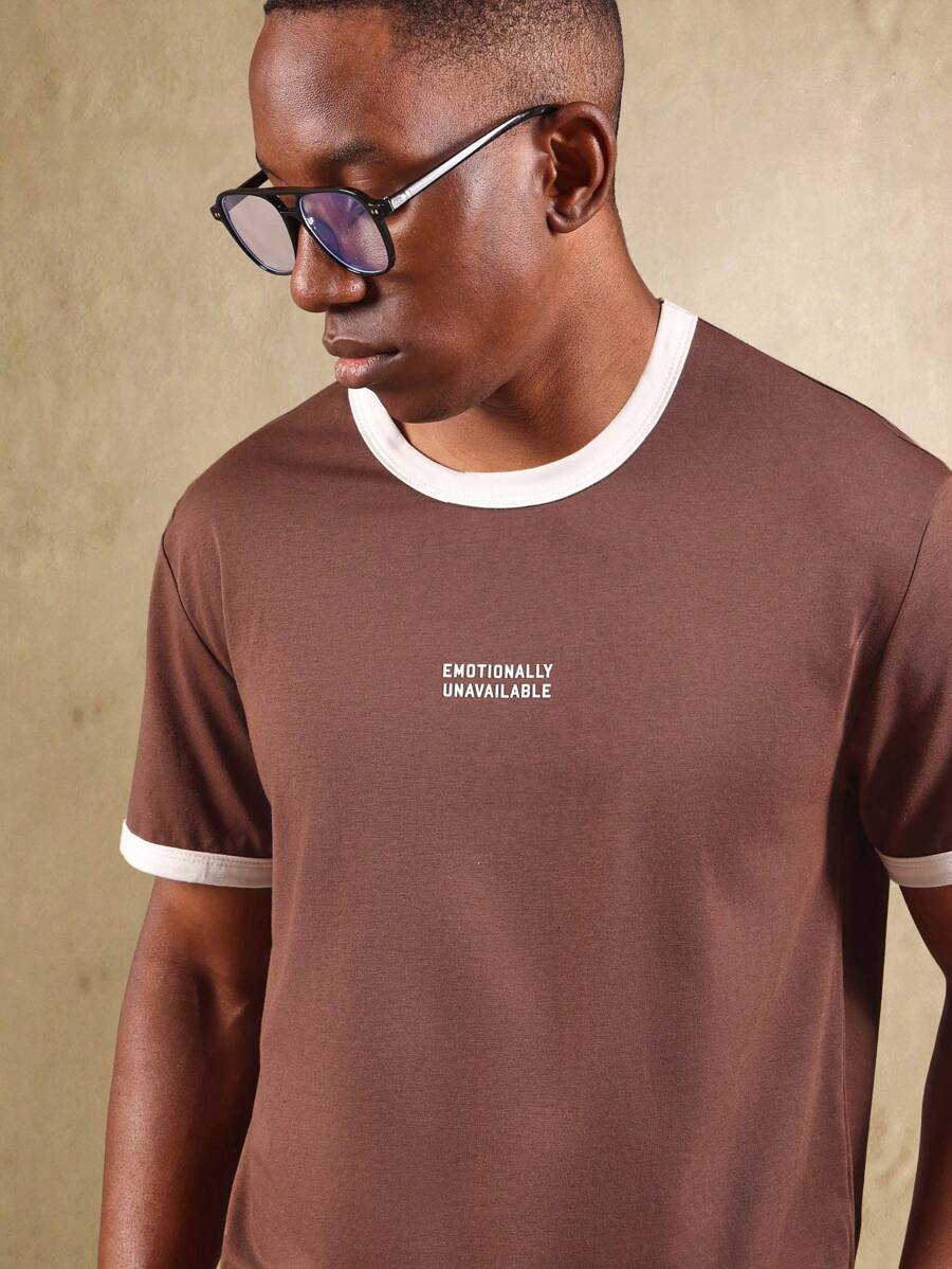 SUMWON 极简主义撞色T恤，印有“情感疏离”字样，休闲都市街头风图案上衣，必备基础款生活方式标语T恤，纯色 - 棕色 - 查看 1