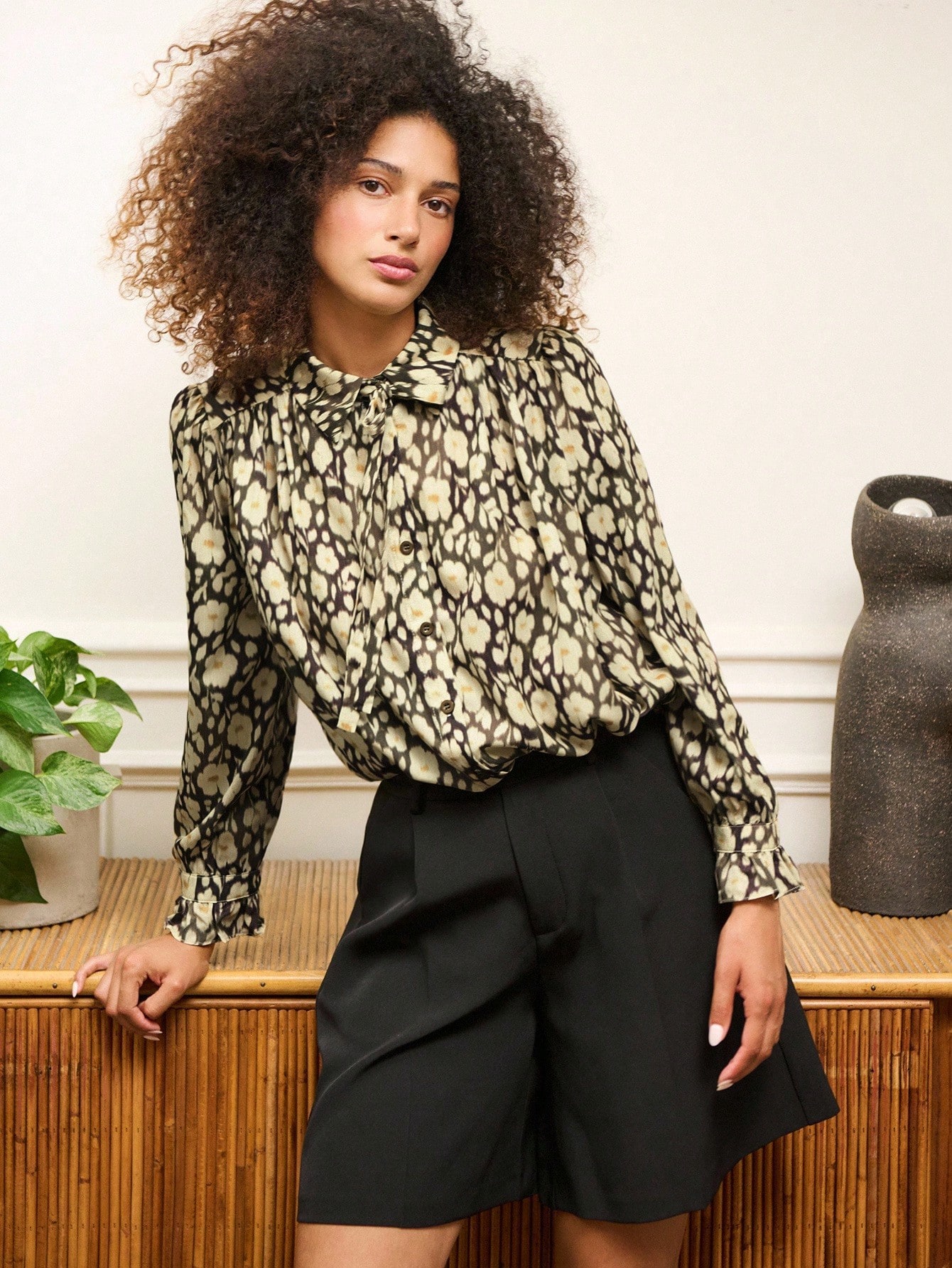 Blusa vintage con fiori, collo a cravatta e arricciature, adatta per insegnanti, ufficio e casual, primavera ed estate