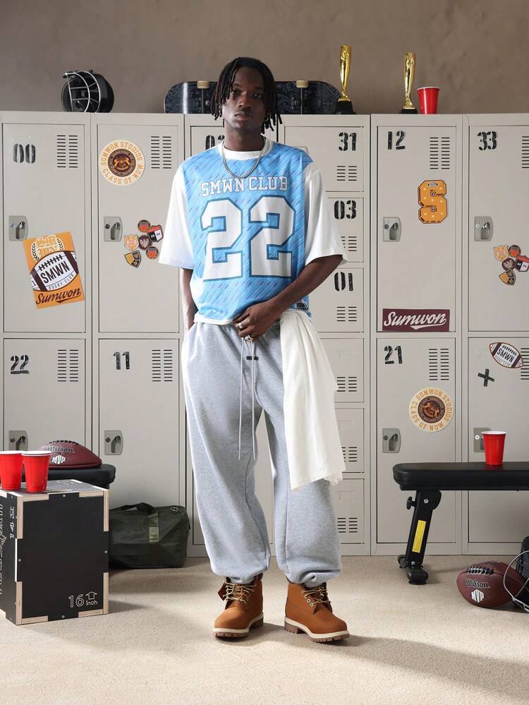 SMWN Club – Varsity-T-Shirt mit Nummer und diagonalem Muster