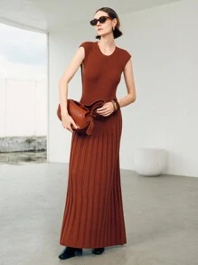 Uhlyne Elegant Casual Vintage Coin Design Round Neck Sleeveless Solid Color Simple Back Open Knit Dress For Women, Suitable For Daily Commute, Autumn Rust Brown Maxi Dress Ribbed Knit Maxi Dress Brown Pleated Maxi Dress Pleated Dresses For Women Maillard Style Summer Brown Knitted Sweater