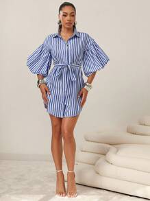 Vixey Váy sơ mi công sở cài nút tay phồng kẻ sọc nhún bèo sau lưng - Xanh và trắng - Xem 4