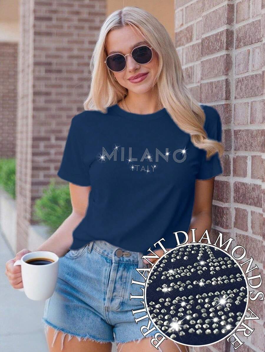 SHEIN MOOSTA Camiseta de mujer de manga corta con cuello redondo, con estampado de eslogan "MILÁN ITALIA" y decoración con diamantes, Blusas de mujer