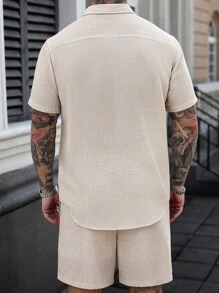 Manfinity CasualCool 男士单排扣亚麻短袖衬衫和短裤休闲两件套 - 杏色 - 查看 2