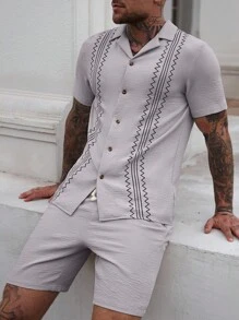 Manfinity Homme 男士夏季印花短袖衬衫+抽绳短裤套装男两件套夏季男士夏季套装男士套装男士度假套装男士配套套装 - 淺灰紫 - 查看 4