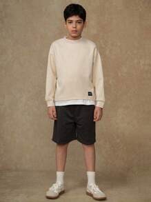 SHEIN 青少年男孩街头休闲 UNPL 单件T恤，二合一拼接单件T恤，主色调为柔和米色，经典圆领设计，下摆处白色内衬拼接，增添层次感和时尚感，秋冬上衣，返校季必备，哥特风基础款