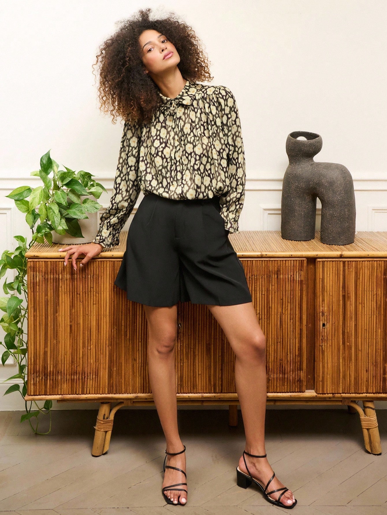 Blusa vintage con fiori, collo a cravatta e arricciature, adatta per insegnanti, ufficio e casual, primavera ed estate