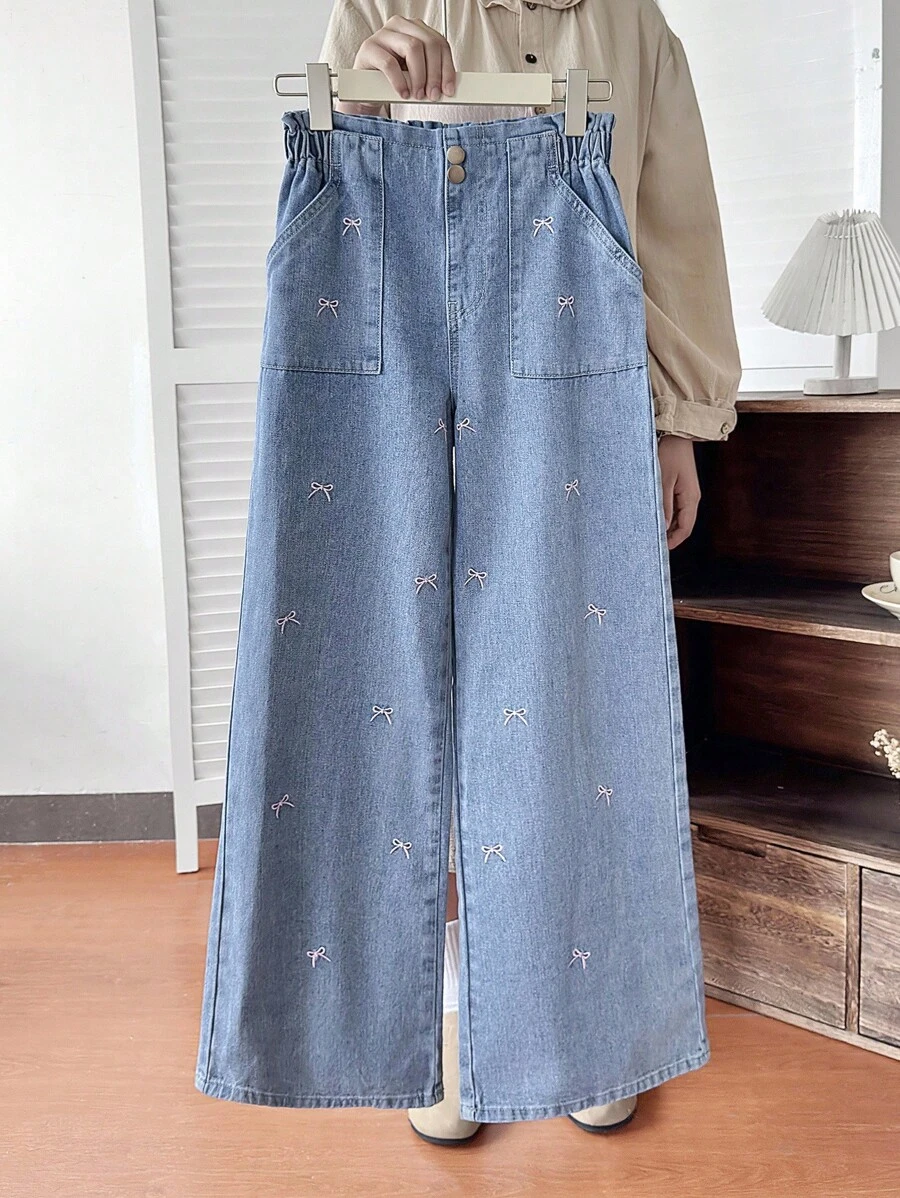 SHEIN Sparklyn 少女新款 Y2K 花卉腰部设计休闲宽松阔腿浅蓝色水洗直筒牛仔裤，粉色蝴蝶结刺绣装饰，适合所有季节