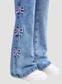 年轻女孩新款时尚粉色蝴蝶结刺绣仿口袋百搭高腰喇叭弹力做旧浅色洗水牛仔裤 - 中等水洗藍 - 查看 7