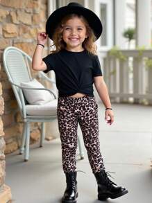 SHEIN 少女休闲简约舒适圆领短袖T恤搭配豹纹打底裤套装，适合日常休闲、上学、返校、校服。拍照、日常穿着、开学返校秋冬装、秋季服装