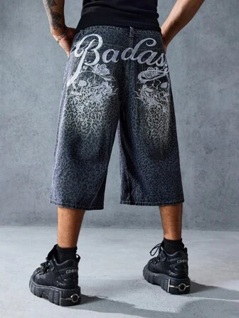 Street Life Pantalones cortos de mezclilla con estampado de letras y leopardo, corte holgado para hombre