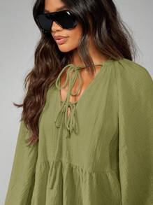MISSGUIDED 两件套夏季套装，系带娃娃衫，宽松灯笼袖粗棉布面料，搭配飘逸荷叶边短裤，节日海滩度假风格 - 橄欖綠 - 查看 5