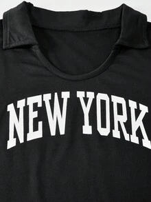 2 件套青少年女孩休闲可爱服装，黑色背景白色字母印花圆领上衣，金属扣牛仔背带裤，适合休闲、上学、散步、旅行