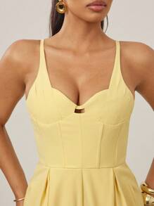 Vixey Bộ đồ liền thân ống rộng xẻ tà ngực và eo xếp ly - Màu vàng - Xem 4