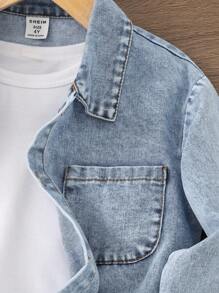 SHEIN Genkimix Kids Camisa de mezclilla para niño con bolsillos, estampado de letras y logotipo pequeño, moda casual de streetwear, genial para volver a la escuela - Lavado ligero - Ver 4