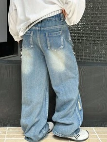 青少年男孩复古做旧直筒牛仔裤，街头时尚休闲学院风推荐！复古水洗蓝色舒适牛仔面料，做旧设计，彰显个性，适合校园休闲、返校季、旅行度假、拍照等场合，轻松成为街头最酷的孩子！