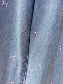 SHEIN Sparklyn 少女新款 Y2K 花卉腰部设计休闲宽松阔腿浅蓝色水洗直筒牛仔裤，粉色蝴蝶结刺绣装饰，适合所有季节