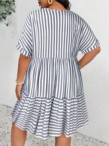 SHEIN Frenchy Váy suông dáng rộng, cổ chữ V, tay ngắn, viền xếp nếp, họa tiết sọc, thoải mái cho kỳ nghỉ cỡ lớn - Màu xanh lam - Xem 2