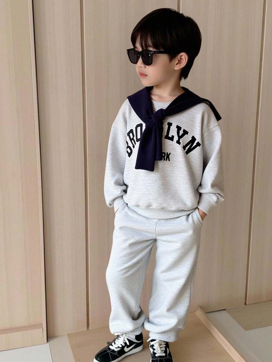 SHEIN 3 件套年轻男孩休闲学院风披肩领字母印花长袖运动衫和松紧腰运动裤套装，适合返校、生日、迎婴派对、节日派对、秋冬季 - 灰色 - 查看 1