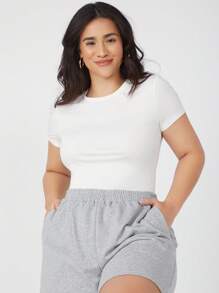 SHEIN BASICS Plus Size Solid Color Minimalist Casual Round Neck Short Sleeve T-Shirt,Holiday For Women Shorts High Waist Curvy Shorts/Summer - White - View 3