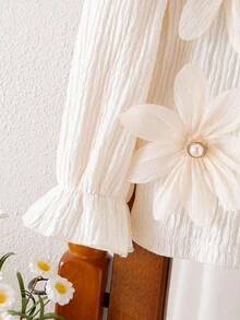 SHEIN 女童 2 件組 秋季奶油色 3D 花朵貼花長袖上衣與蕾絲飾邊牛仔褲 可愛甜美休閒套裝 秋季服飾 - 杏色 - 查看 8