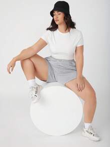 SHEIN BASICS Plus Size Solid Color Minimalist Casual Round Neck Short Sleeve T-Shirt,Holiday For Women Shorts High Waist Curvy Shorts/Summer - White - View 4