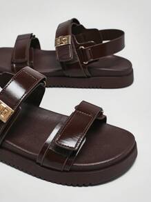 Solezae Sandalias con plataforma de 3 cm para mujeres con tira, acabado brillante de PU color café - Acento dorado y cojín acolchado Primavera 2025 | Sandalias de lujo con hebilla ajustable