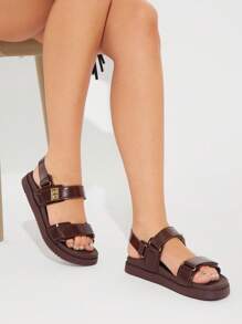 Solezae Sandalias con plataforma de 3 cm para mujeres con tira, acabado brillante de PU color café - Acento dorado y cojín acolchado Primavera 2025 | Sandalias de lujo con hebilla ajustable