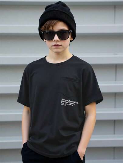 青少年男孩撞色字母印花口袋 T 恤，简约廓形深海军蓝，休闲学院风，舒适时尚，实用百搭柔软面料，适合日常穿着、上学、旅行、户外运动、春夏季