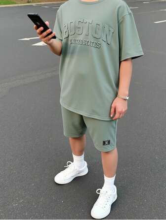 SHEIN Set van 2 casual T-shirts en shorts voor tienerjongens met 3D-reliëfletters, ronde hals, korte mouwen en een korte broek, geschikt voor woon-werkverkeer, school, dagelijkse vrijetijdskleding, sport en lente/zomer.