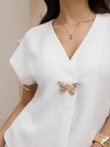 Mulvari Set de 2 piezas para mujer con blusa de manga de murciélago con borde asimétrico y accesorios metálicos, y pantalones largos - Blanco - Ver 7