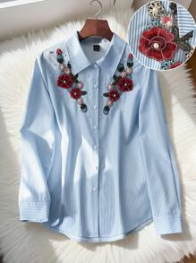 SHEIN Clasi Áo sơ mi nữ cổ bẻ cài nút họa tiết sọc, thêu đính đinh tán thời trang, dáng rộng, thường ngày - Xanh và trắng - Xem 3