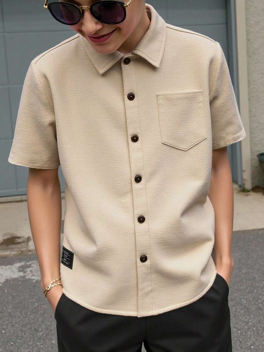 SHEIN 男童简约纯色单排扣口袋短袖衬衫 - 杏色 - 查看 1