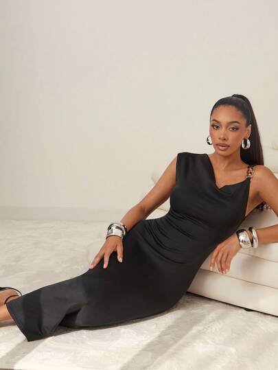 Vixey Robe mi-longue à encolure drapée asymétrique avec chaîne métallique