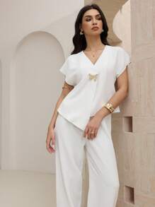 Mulvari Set de 2 piezas para mujer con blusa de manga de murciélago con borde asimétrico y accesorios metálicos, y pantalones largos - Blanco - Ver 3