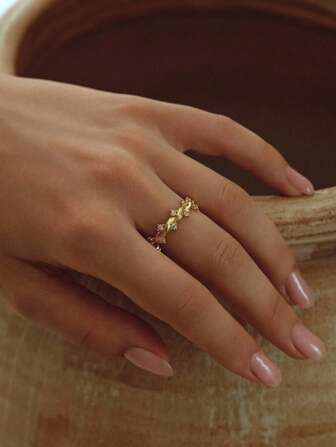 Opalesca 1 pieza Anillo dorado con textura, metálico, con rhinestones, nudo retorcido, elegante, lindo, de lujo, adecuado para trabajo, fiesta, casual, boda, vacaciones, campamento, Y2K, para mamá, mujeres, niñas, otoño, invierno, festival, vacaciones, dinero antiguo, Halloween