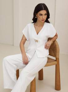 Mulvari Set de 2 piezas para mujer con blusa de manga de murciélago con borde asimétrico y accesorios metálicos, y pantalones largos - Blanco - Ver 6