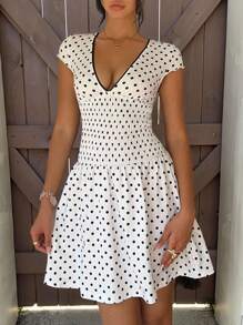 SHEIN EZwear Robe courte froncée à col V à pois pour femmes - Noir et Blanc - Voir 3