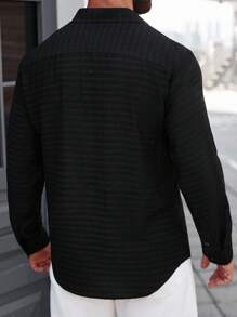 Manfinity Homme 男士纯黑色常规版型衬衫，带口袋，舒适轻质面料，男士黑色纹理衬衫，男士黑色纽扣衬衫，男士黑色衬衫，男士黑色长袖衬衫，男士黑色衬衫 - 黑色 - 查看 2