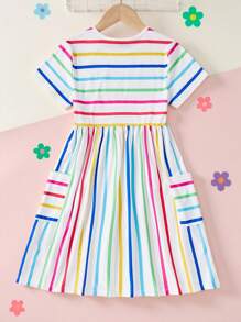 SHEIN Kleine Mädchen Lässiges, bunt gestreiftes Strickkleid mit Rundhalsausschnitt und kurzen Ärmeln - Verschiedenfarbig - Übersicht 2
