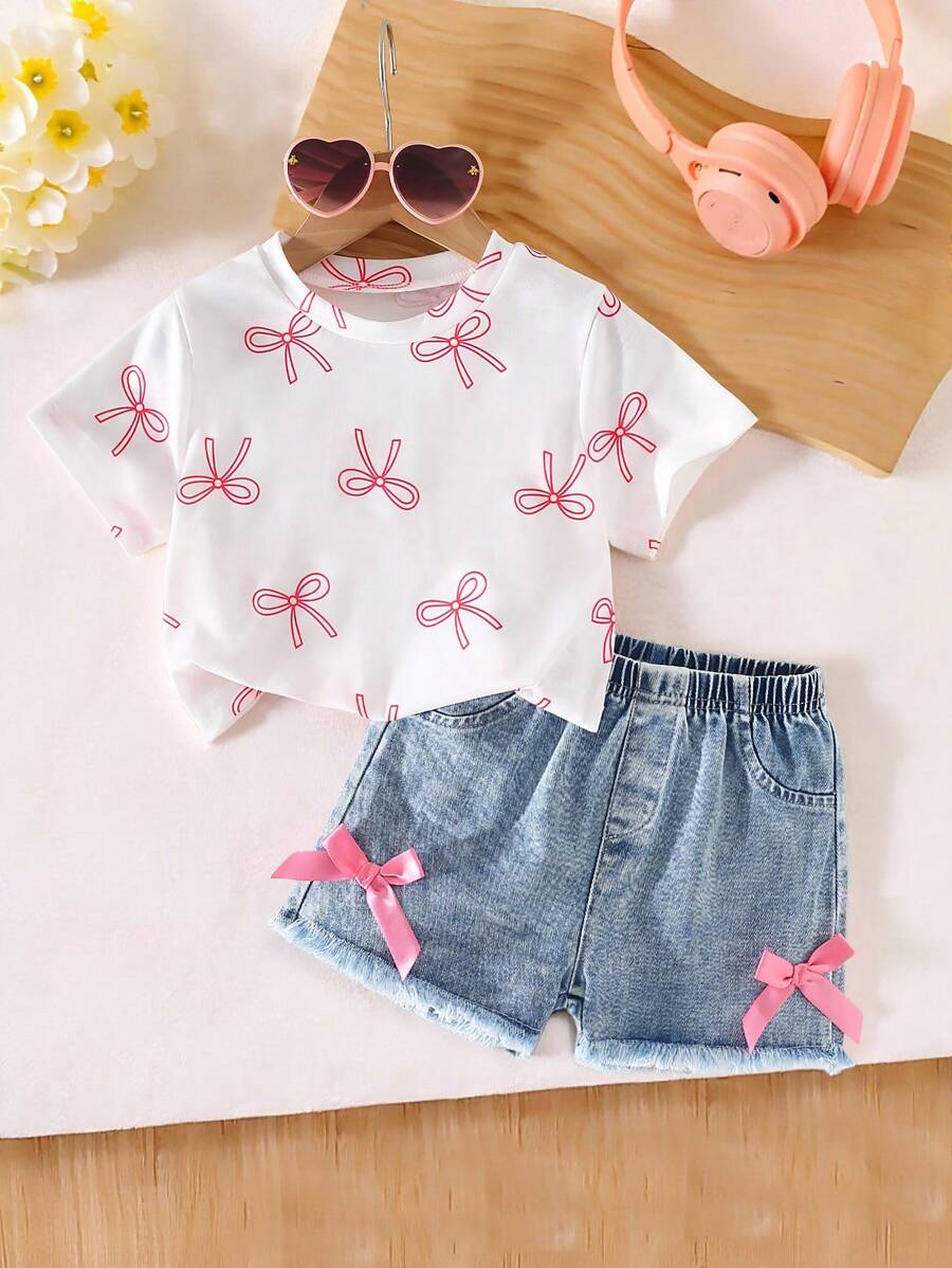 Elladie kids Bộ đồ bé gái thường ngày ngọt ngào gồm áo thun ngắn tay cổ tròn in nơ và quần short denim cạp chun có nơ, thích hợp mặc hàng ngày. Bộ quần áo mùa hè cho bé gái, áo thun ngắn tay có nơ và quần short denim, trang phục mùa hè cho bé gái.