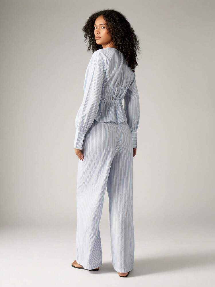 와이드 레그 팬츠와 스트라이프 타이 프런트 블라우스