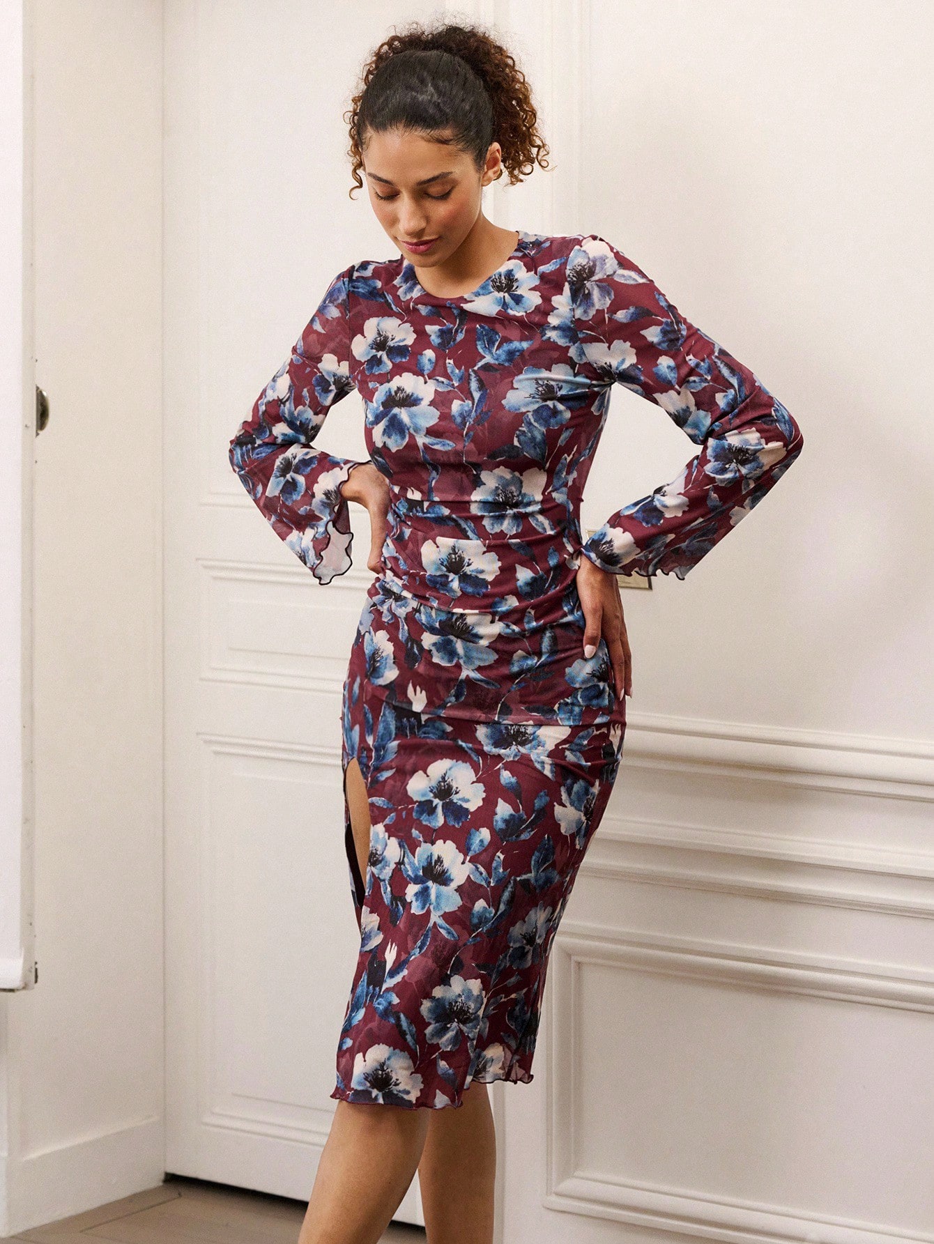 Robe midi moulante en maille fleurie bordeaux avec manches longues et fente latérale. Tenues d'enseignant, tenues de bureau, robe casual chic